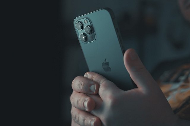 Екатеринбурженка рассказала, как у неё украли iPhone в автобусе