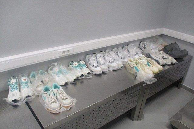 В аэропорту Екатеринбурга мужчину с обувью не пустили за границу