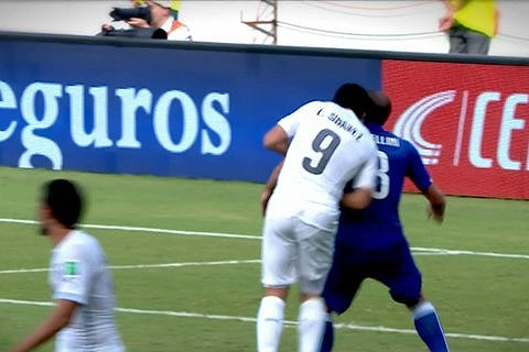 Бабушка Суареса заявила, что ее внука выкинули с ЧМ &quot;как собаку&quot;