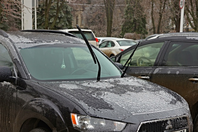 В Екатеринбурге после вечернего снегопада активизировались барсеточники