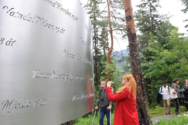 На месте преступления Брейвика вновь открылся молодежный лагерь