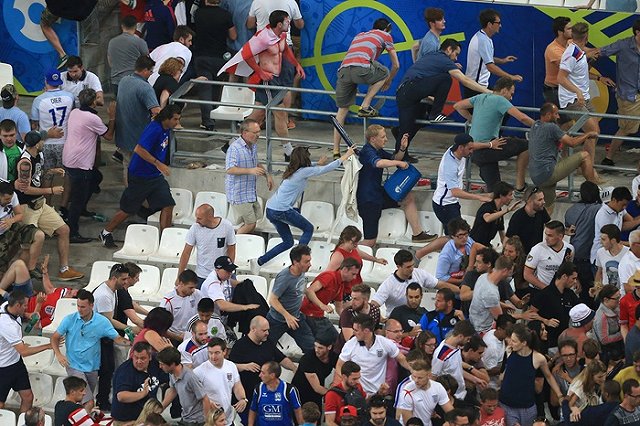 Франция депортирует четырех российских болельщиков из задержанного автобуса