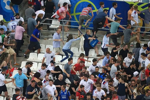 Франция депортирует четырех российских болельщиков из задержанного автобуса