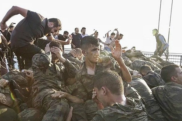 Сдавшихся на Босфорском мосту военных публично выпороли