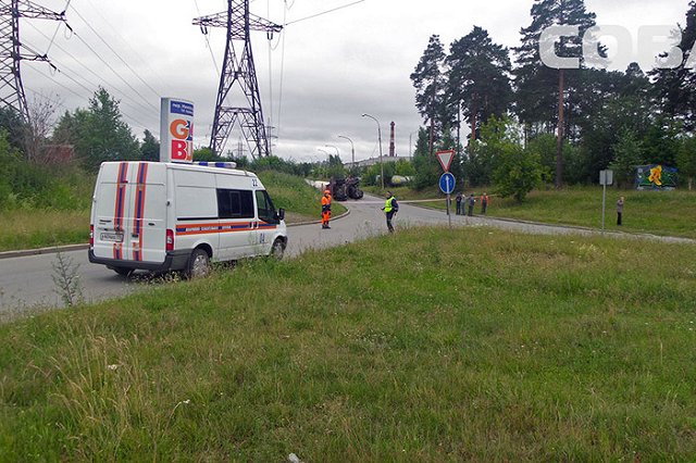 На 12-м километре ЕКАД перевернулся бензовоз