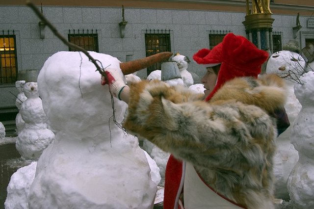 В Германии снеговик, установленный на путях, повредил грузовой поезд