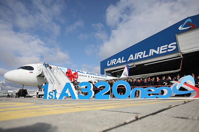 «Уральские авиалинии» презентовали Куйвашеву и Высокинскому новый самолет