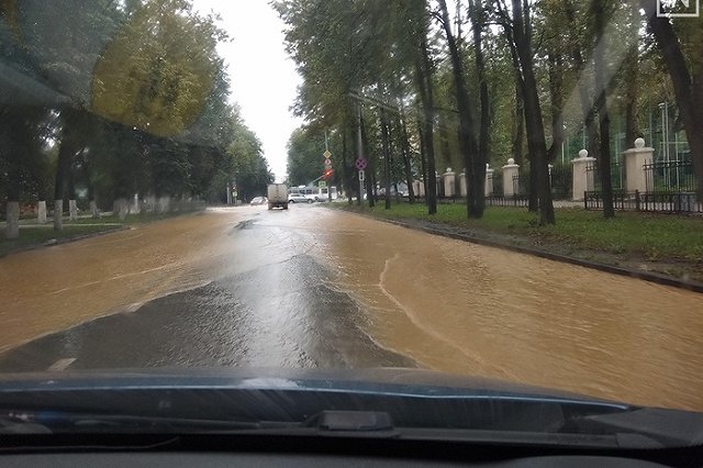 Во Втузгородке разлилась коммунальная река