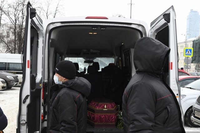 К мэрии Екатеринбурга привезли гроб с мертвецом