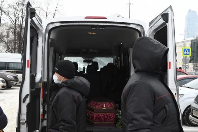 К мэрии Екатеринбурга привезли гроб с мертвецом