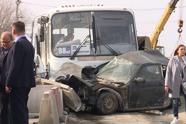 Пассажир спас неуправляемый автобус от падения в реку в Рязани