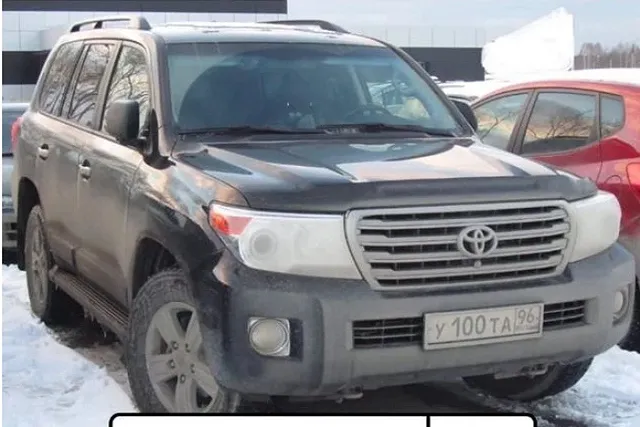 С парковки торгового центра на Уралмаше угнали Land Cruiser