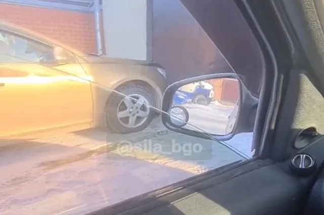 Свердловчанка из-за ссоры с молодым человеком напала на чужой автомобиль