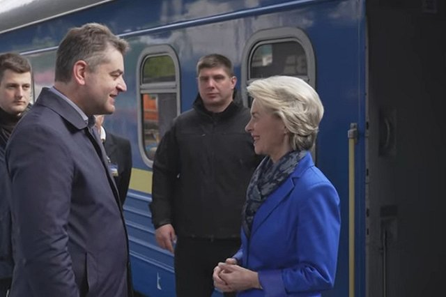 Глава Еврокомиссии в Киеве поприветствовала отмену на Украине Дня победы