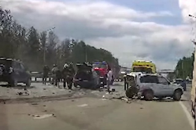 На ЕКАД три внедорожника устроили аварию