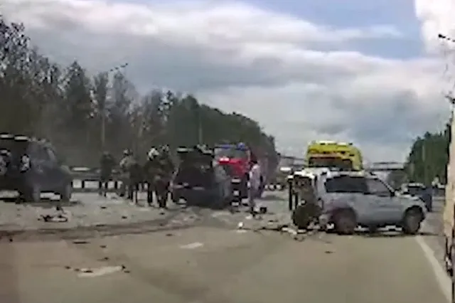 На ЕКАД три внедорожника устроили аварию