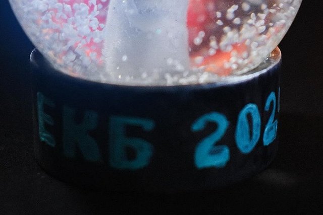 Екатеринбургский художник начал продавать снежные шары с интересными снеговиками — фото