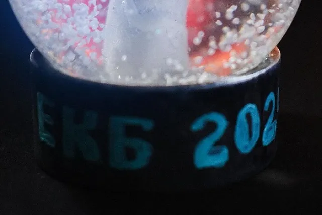 Екатеринбургский художник начал продавать снежные шары с интересными снеговиками — фото