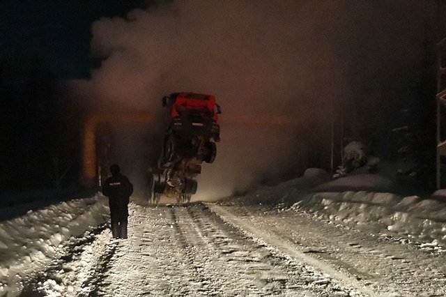 В Свердловской области машина с водителем повисла на трубопроводе