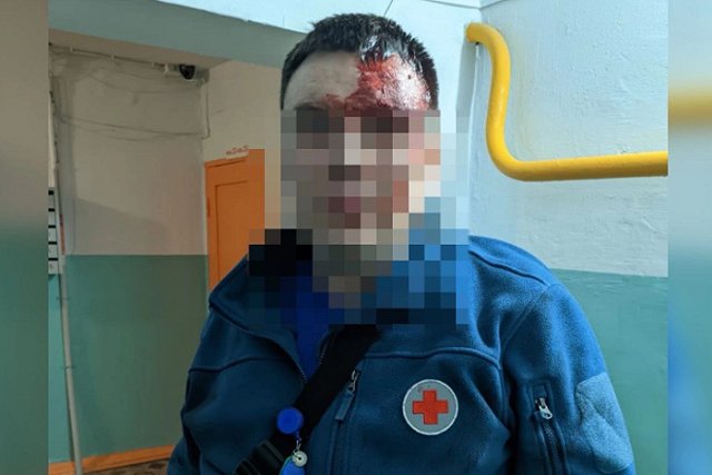 Пьяный мужчина напал на фельдшера скорой, разбив ему голову