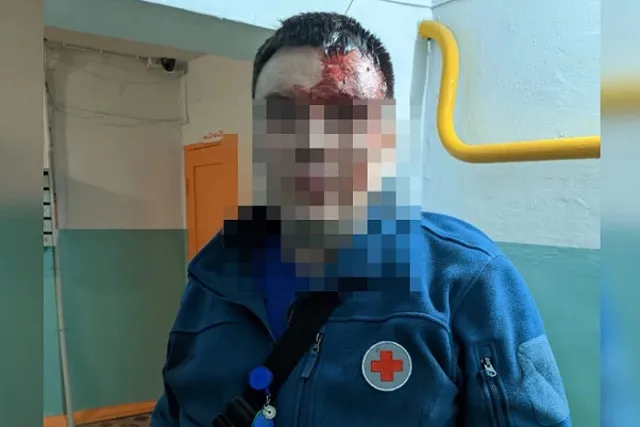 Пьяный мужчина напал на фельдшера скорой, разбив ему голову