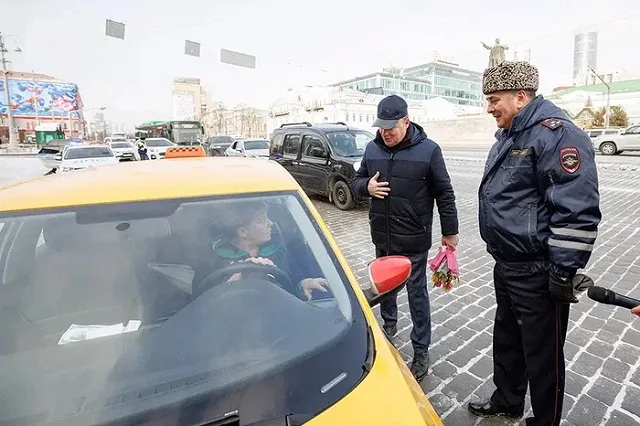 Алексей Орлов присоединился к гаишникам с букетами цветов (ФОТО, ВИДЕО)