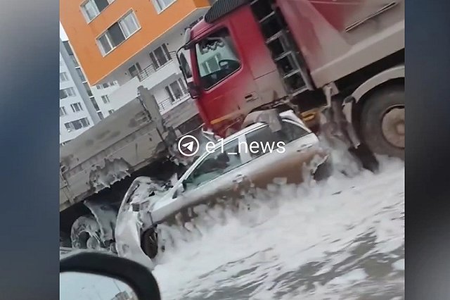 Смяло легковушку: в Академическом произошла массовая авария