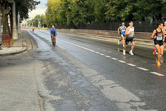 Замена плитки на асфальт началась на ключевом перекрестке Екатеринбурга