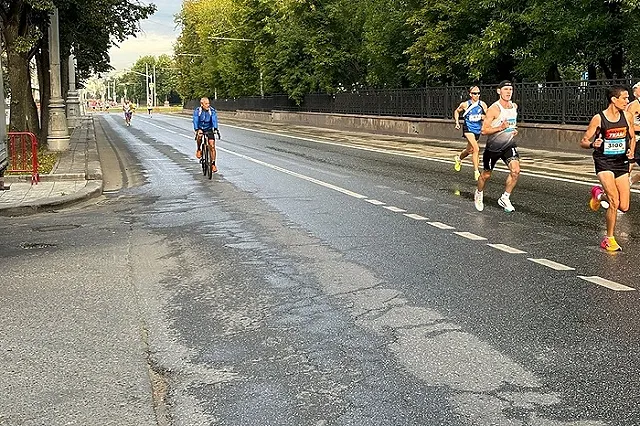 Замена плитки на асфальт началась на ключевом перекрестке Екатеринбурга