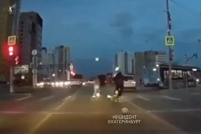 Самокатчик сбил двух екатеринбуржцев на пешеходном переходе