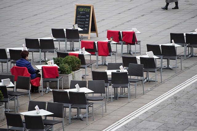 В Москве откроют стоячие кафе на скамейках и подоконниках