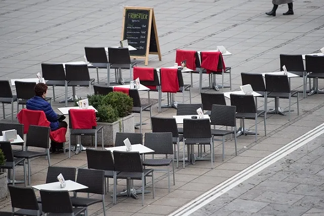 В Москве откроют стоячие кафе на скамейках и подоконниках