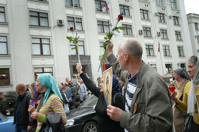 В Екатеринбурге развели маршруты «Монстрации» и православных