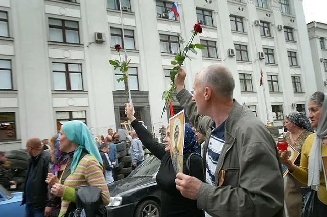 В Екатеринбурге развели маршруты «Монстрации» и православных