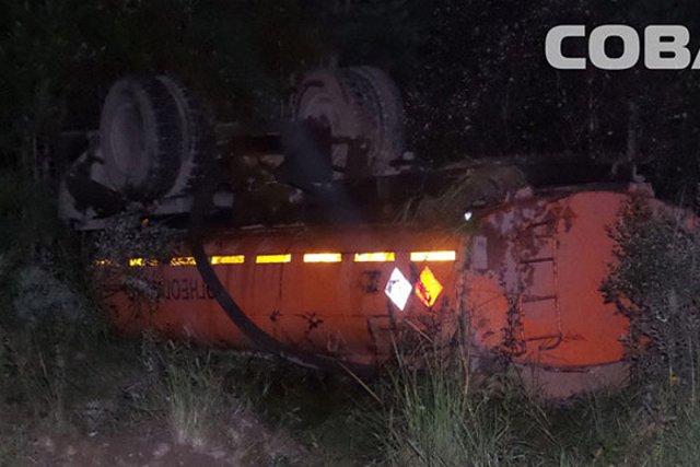 Последствия аварии с перевернувшимся на ЕКАДе бензовозом устранили к утру