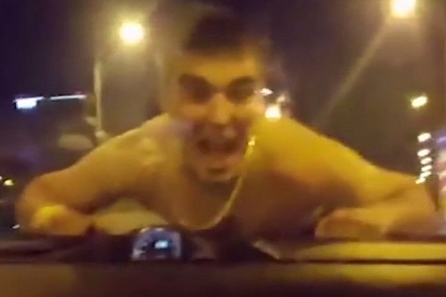 Екатеринбуржца прокатили на капоте со скоростью 150 км/ч