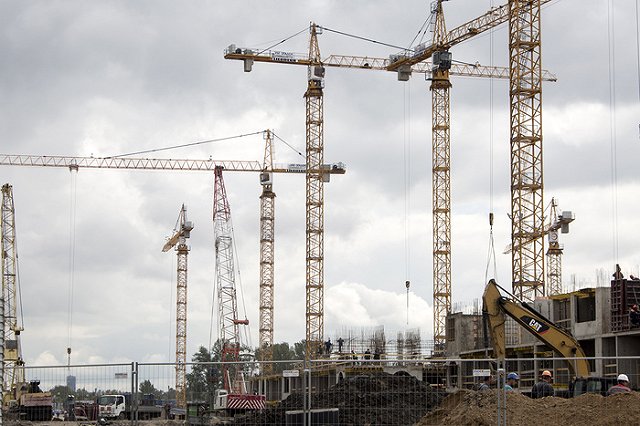 Части строительного крана рухнули на машины в Челябинске