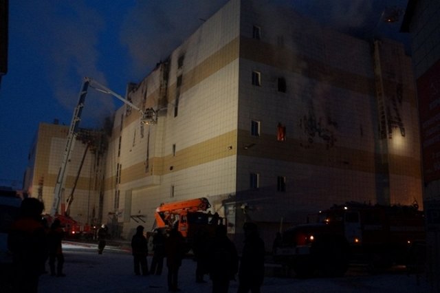 Число жертв пожара в ТЦ в Кемерове превысило 60