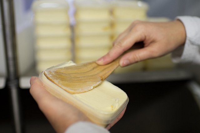 Молочную продукцию и ее заменители хотят размещать на разных полках в магазинах