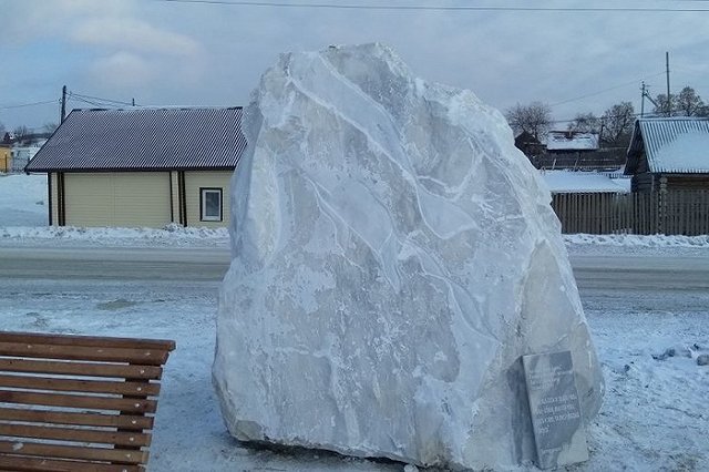 В Полевском появился 15-тонный памятник бороде Бажова