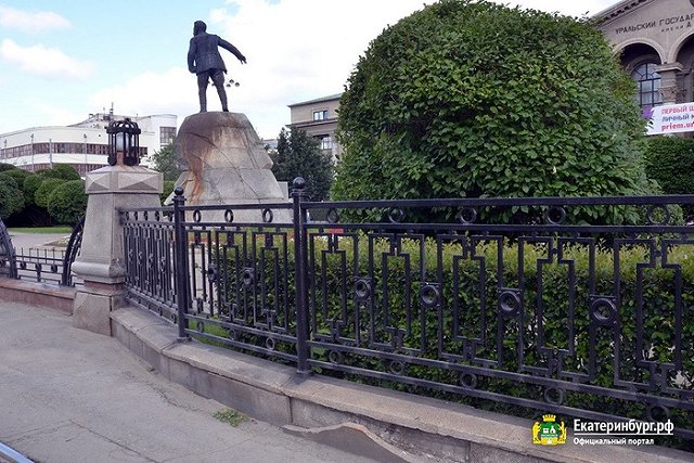 Высокинский нашел площадь перед УрФУ в плохом состоянии