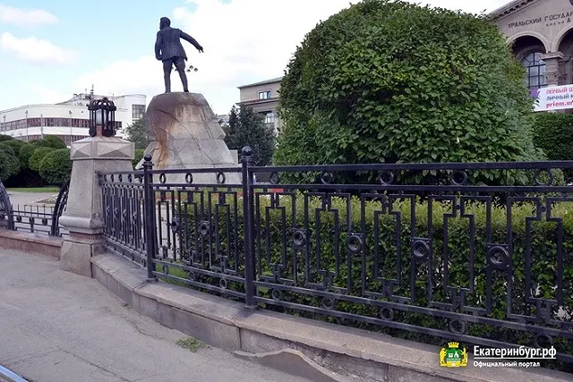 Высокинский нашел площадь перед УрФУ в плохом состоянии