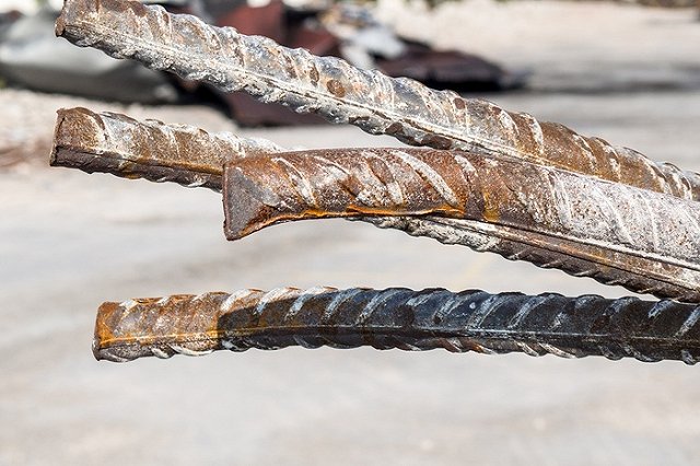 «Я это устраню»: житель Алапаевска пришёл в администрацию города с арматурой — видео