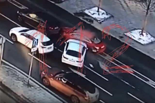 Жена российского актёра попала в ДТП в центре Москвы — видео