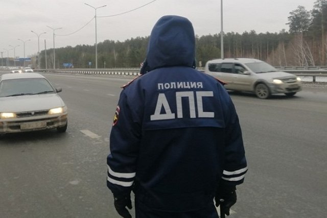 В Свердловской области полицейский на служебной машине сбил девушку