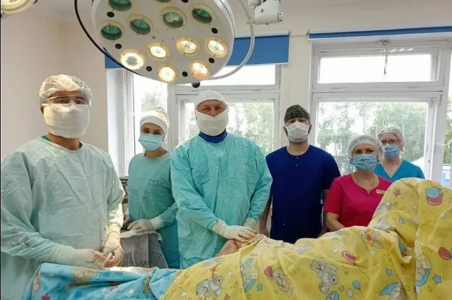 В Свердловской области неадекватный мужчина изрезал ножом семью