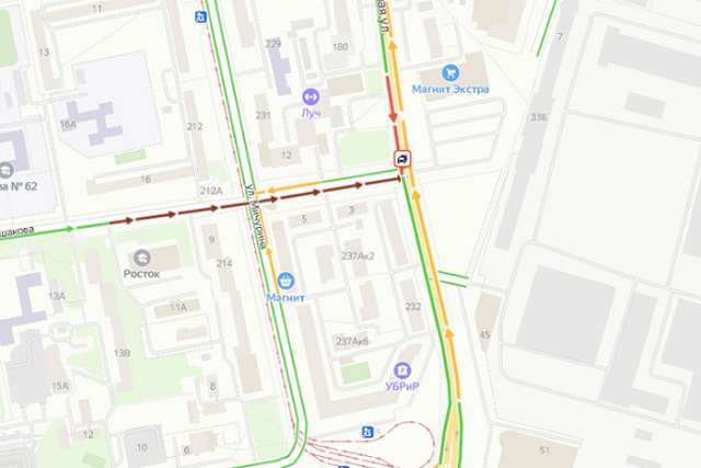 В Екатеринбурге Maybach влетел в столб на пешеходном переходе