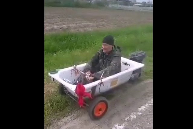 Сотрудники ДПС остановили водителя, управлявшего ванной