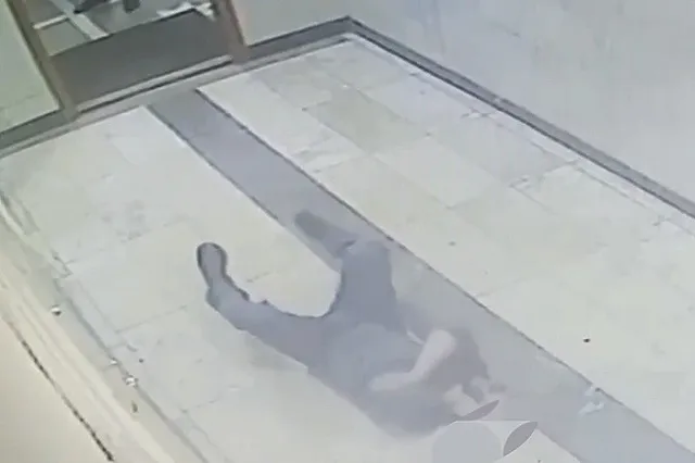 Екатеринбуржец упал в судорогах и разбил голову в здании суда