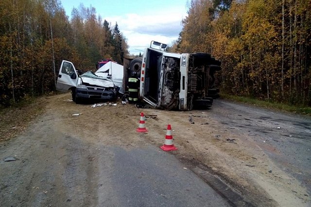 Под Кировградом грузовик с песком накрыл микроавтобус, убив его водителя (ФОТО)